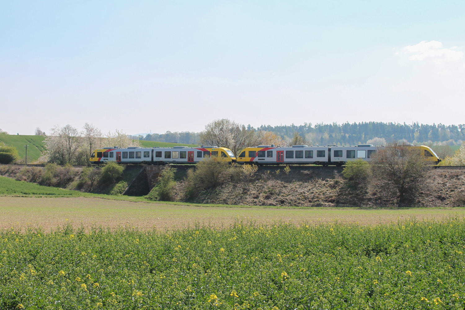 Zwei Lint der HLB überqueren ein Viadukt bei Hundstadt auf der Taunusbahn, aufgenommen am 23.04.2015.