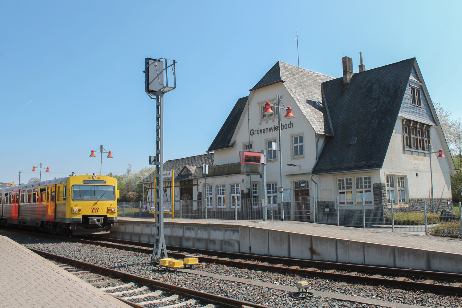 Im Bahnhof Grävenwiesbach wartet ein VT2E der HLB auf die Abfahrt nach Bad Homburg, aufgenommen am 23.04.2015.