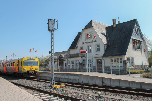 Im Bahnhof Grävenwiesbach wartet ein VT2E der HLB auf die Abfahrt nach Bad Homburg, aufgenommen am 23.04.2015.