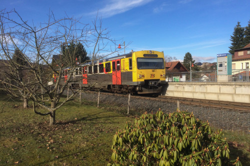 Ein VT2E der HLB wartet in Brandoberndorf auf der Taunusbahn, aufgenommen am 08.02.2017.
