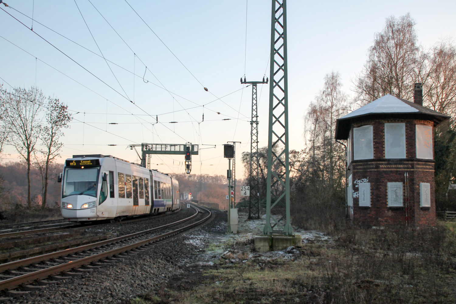 Eine RegioTram der Baureihe 452 fährt in den Bahnhof Guntershausen ein, aufgenommen am 09.01.2016.
