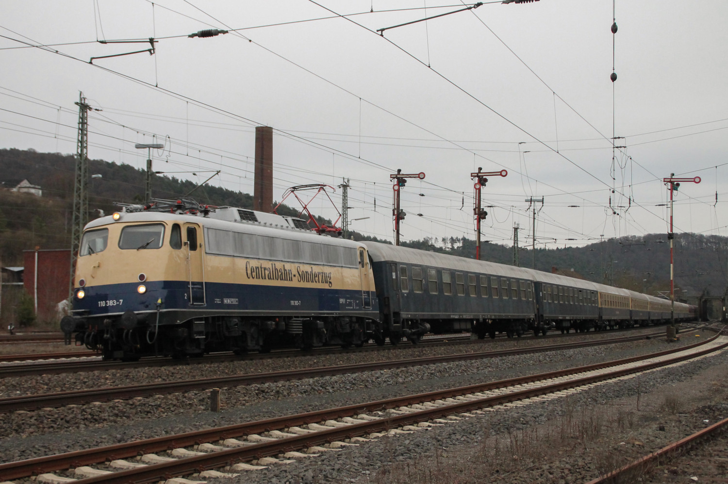 110 383 erreicht mit ihrem Centralbahn-Sonderzug den Bahnhof Dillenburg, aufgenommen am 25.02.2017.