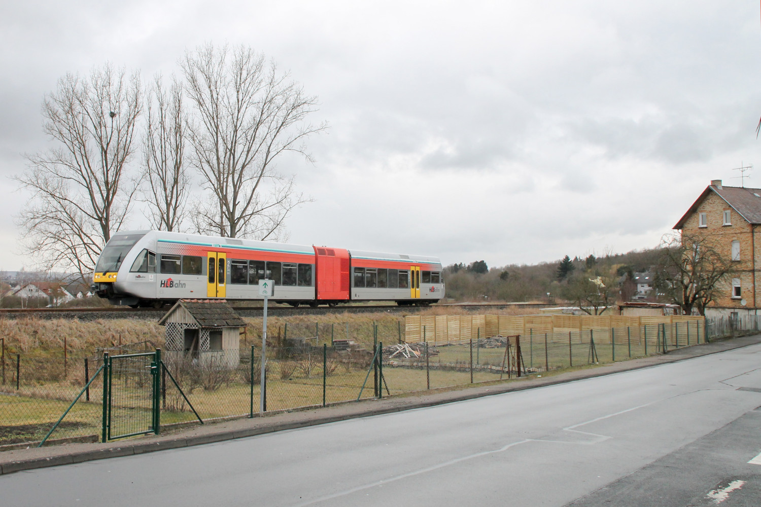 Ein GTW der HLB bei Pohlheim-Hausen auf der Lahn-Kinzig-Bahn, aufgenommen am 01.03.2017.