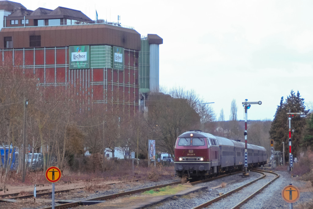 216 224 an der Licher-Brauerei auf der Lahn-Kinzig-Bahn, aufgenommen am 01.03.2017.