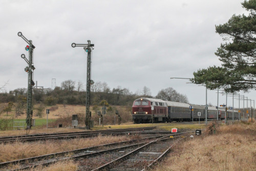 216 224 steht im Bahnhof Ober-Widdersheim auf der Lahn-Kinzig-Bahn, aufgenommen am 01.03.2017.