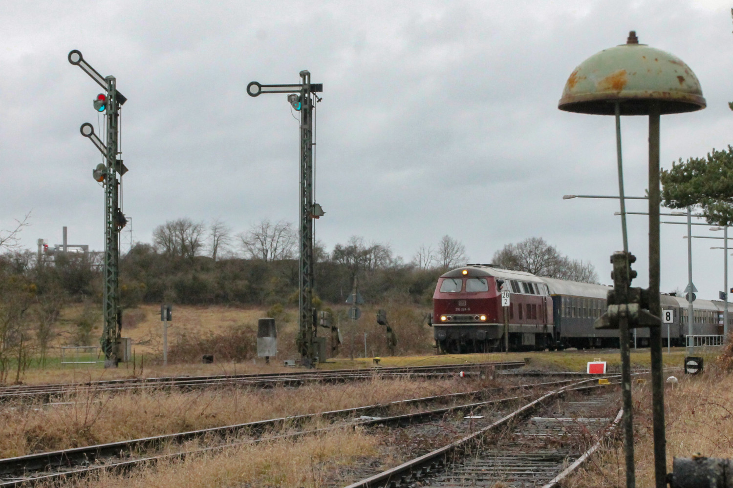 216 224 wartet im Bahnhof Ober-Widdersheim auf der Lahn-Kinzig-Bahn, aufgenommen am 01.03.2017.