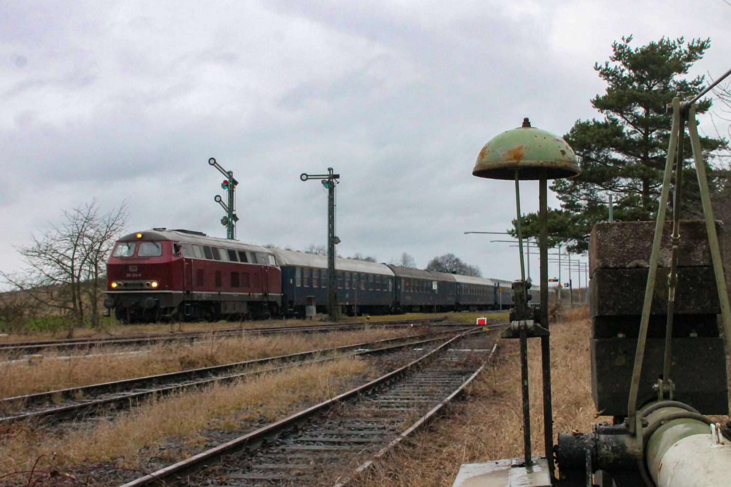 216 224 verlässt den Bahnhof Ober-Widdersheim auf der Lahn-Kinzig-Bahn, aufgenommen am 01.03.2017.