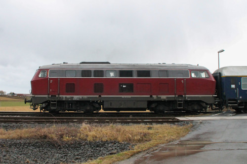 216 224 am Bahnübergang in Ober-Widdersheim auf der Lahn-Kinzig-Bahn, aufgenommen am 01.03.2017.