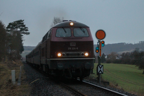 216 224 am Einfahrvorsignal von Glauburg-Stockheim auf der Lahn-Kinzig-Bahn, aufgenommen am 01.03.2017.