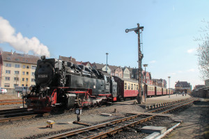 99 7245 steht mit ihrem Zug im Bahnhof Nordhausen-Nord zur Abfahrt bereit, aufgenommen am 24.03.2017.