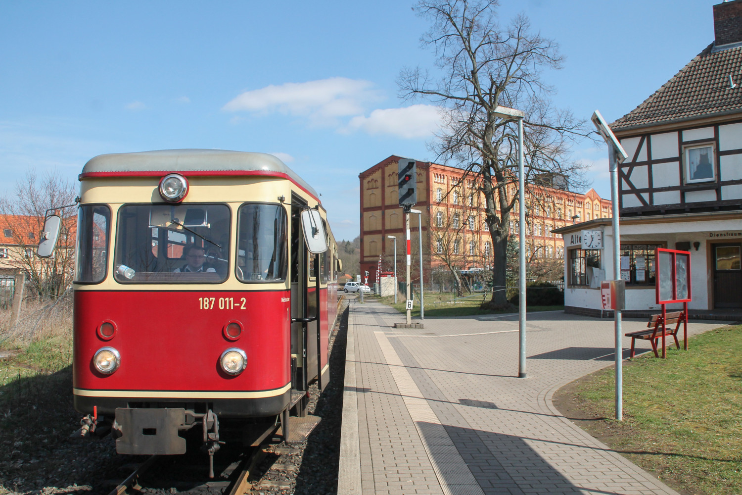 187 011 in Nordhausen-Altentor auf der Harzquerbahn, aufgenommen am 24.03.2017.