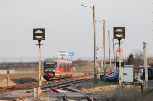 642 025 fährt in den Bahnhof Erfurt-Kühnhausen ein, aufgenommen am 24.03.2017.
