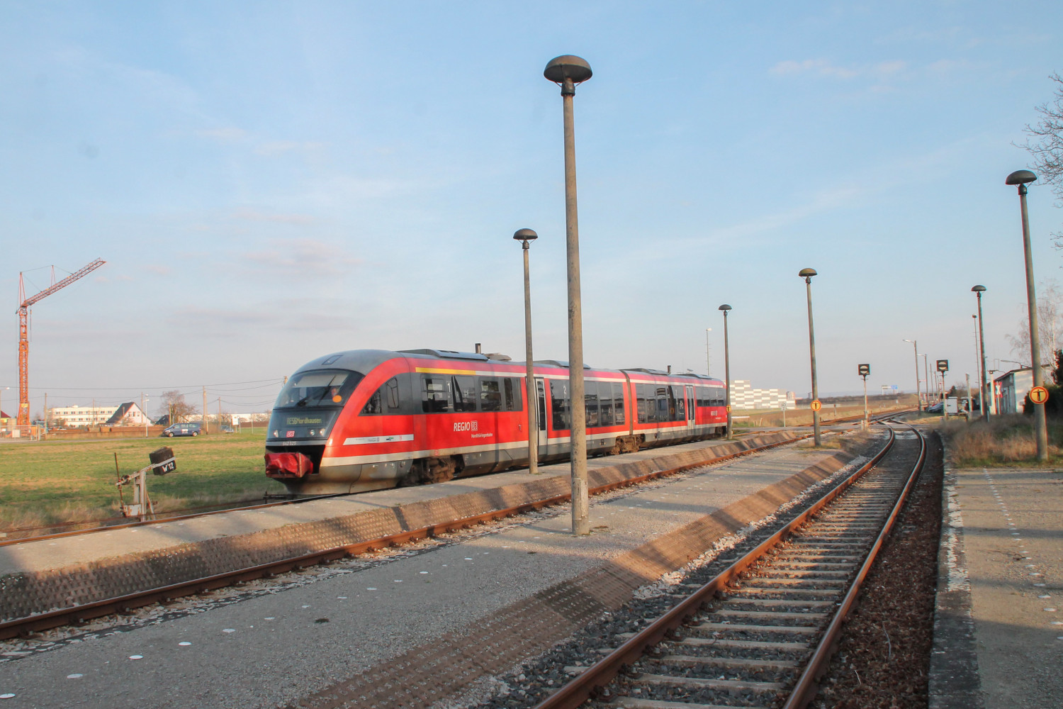 642 025 hält im Bahnhof Erfurt-Kühnhausen ein, aufgenommen am 24.03.2017.