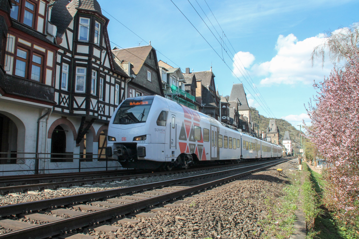 429 119 durchquert Bacharach auf der linken Rheinstrecke, aufgenommen am 30.03.2017.