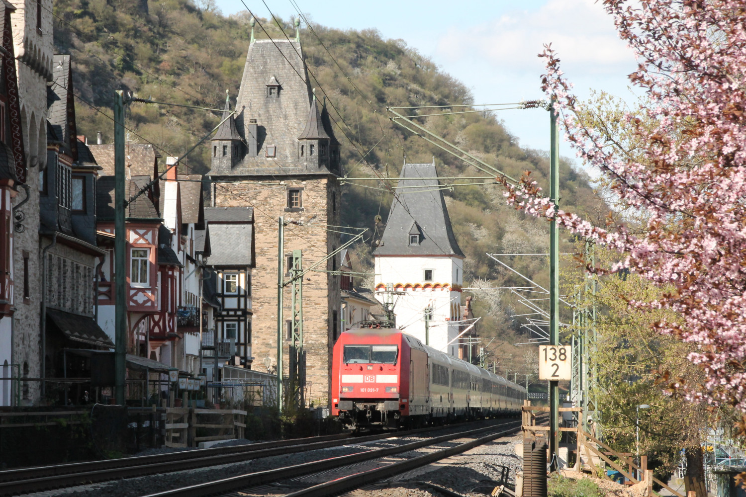 101 091 durchquert Bacharach auf der linken Rheinstrecke, aufgenommen am 30.03.2017.