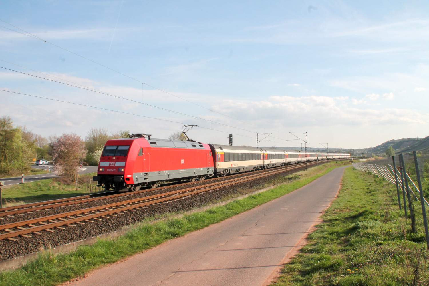 101 134 auf der linken Rheinstrecke bei Nackenheim, aufgenommen am 30.03.2017.