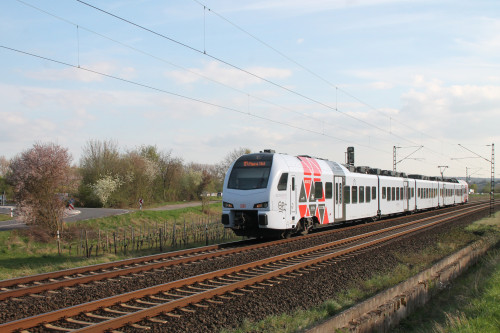 429 123 auf der linken Rheinstrecke bei Nackenheim, aufgenommen am 30.03.2017.