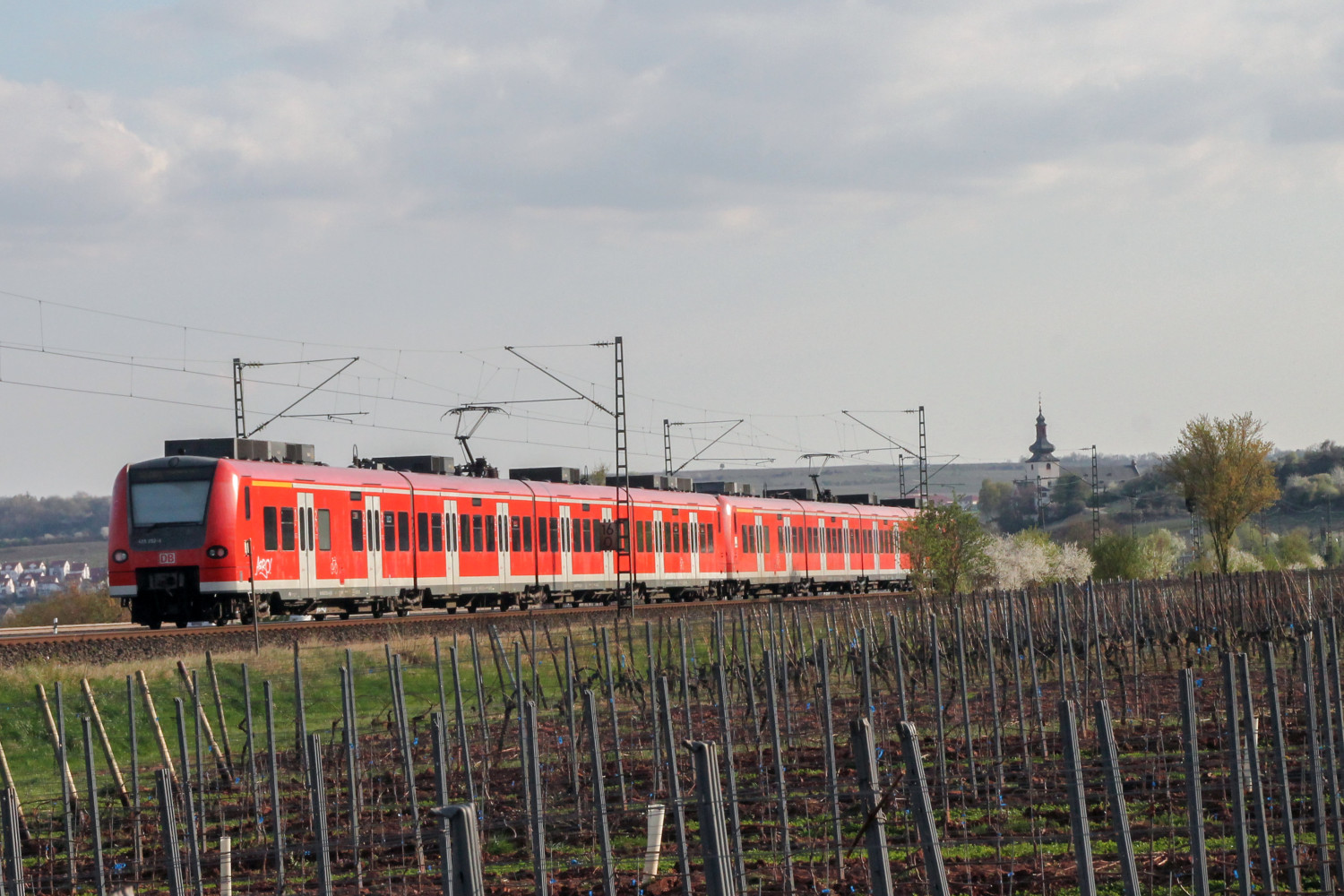 425 252 und ein weiterer 425 kurz vor Nierstein auf der linken Rheinstrecke, aufgenommen am 30.03.2017.