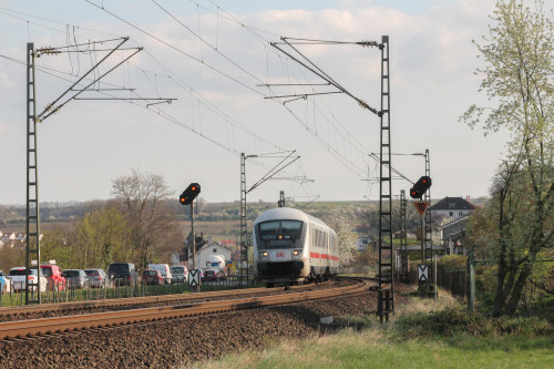 Ein Intercity verlässt Nierstein auf der linken Rheinstrecke, aufgenommen am 30.03.2017.