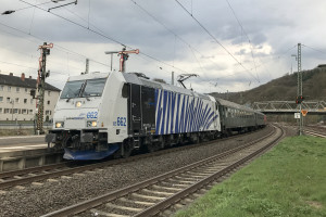 185 662 fährt in den Bahnhof Dillenburg auf der Dillstrecke ein, aufgenommen am 01.04.2017.
