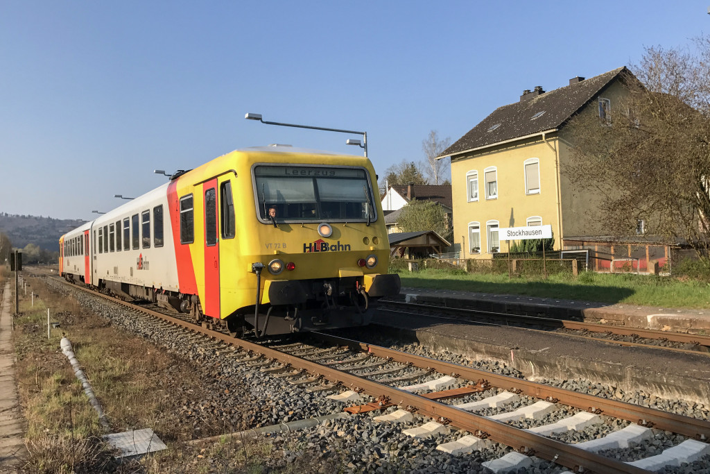 629 072 der HLB durchquert Bahnhof Stockhausen auf der Lahntalbahn, aufgenommen am 03.04.2017.