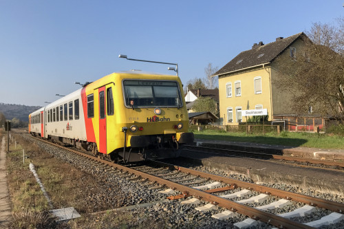 629 072 der HLB durchquert Bahnhof Stockhausen auf der Lahntalbahn, aufgenommen am 03.04.2017.