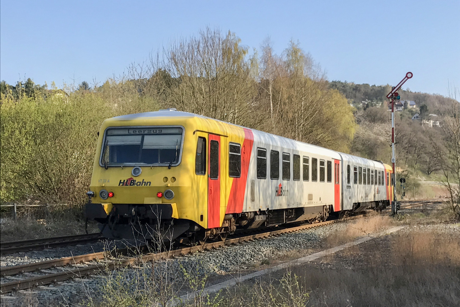629 072 der HLB verlässt Bahnhof Stockhausen auf der Lahntalbahn, aufgenommen am 03.04.2017.