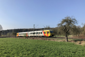 629 072 der HLB bei Dillheim auf der Dillstrecke, aufgenommen am 03.04.2017.