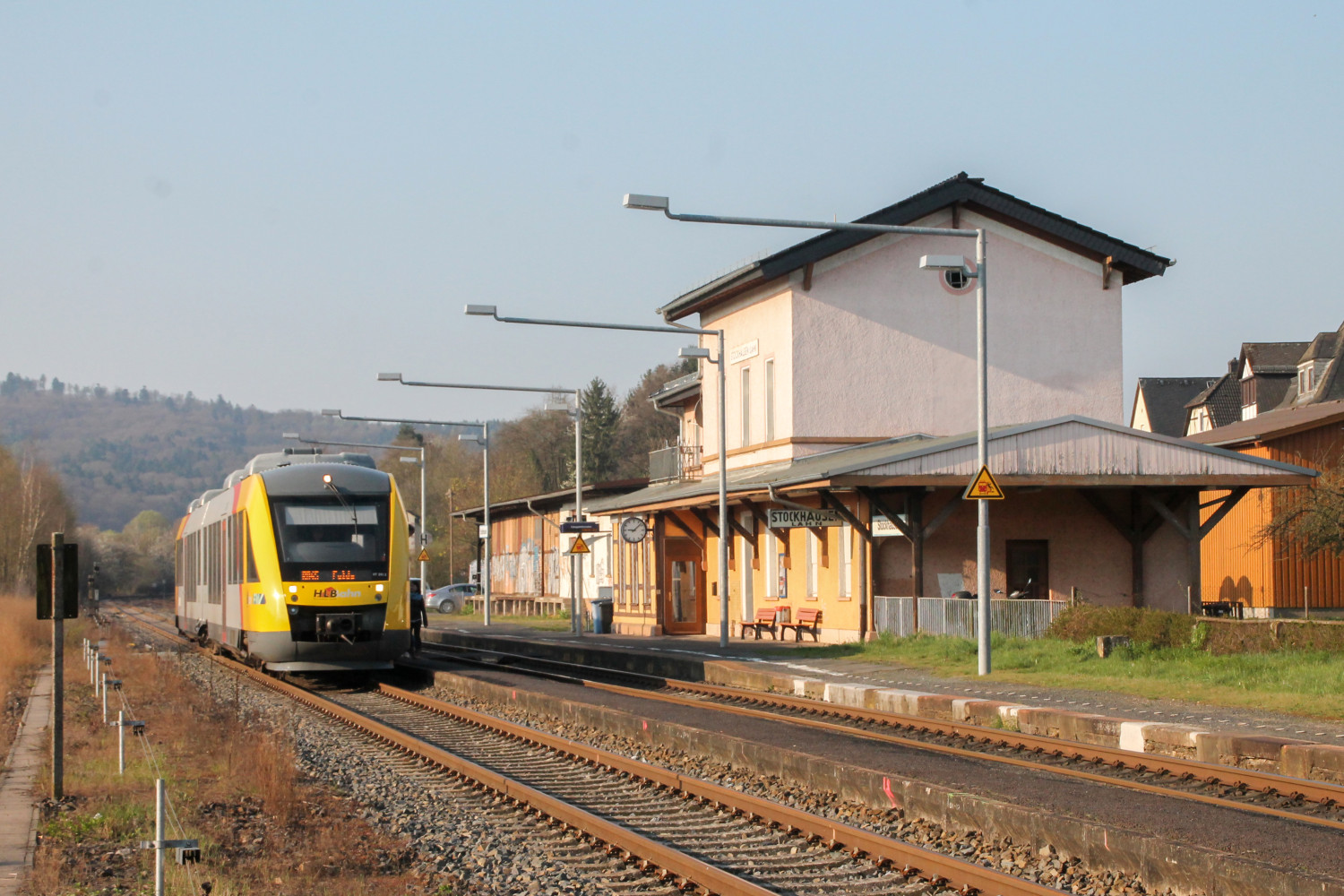 Ein LINT der HLB hält im Bahnhof Stockhausen auf der Lahntalbahn, aufgenommen am 03.04.2017.