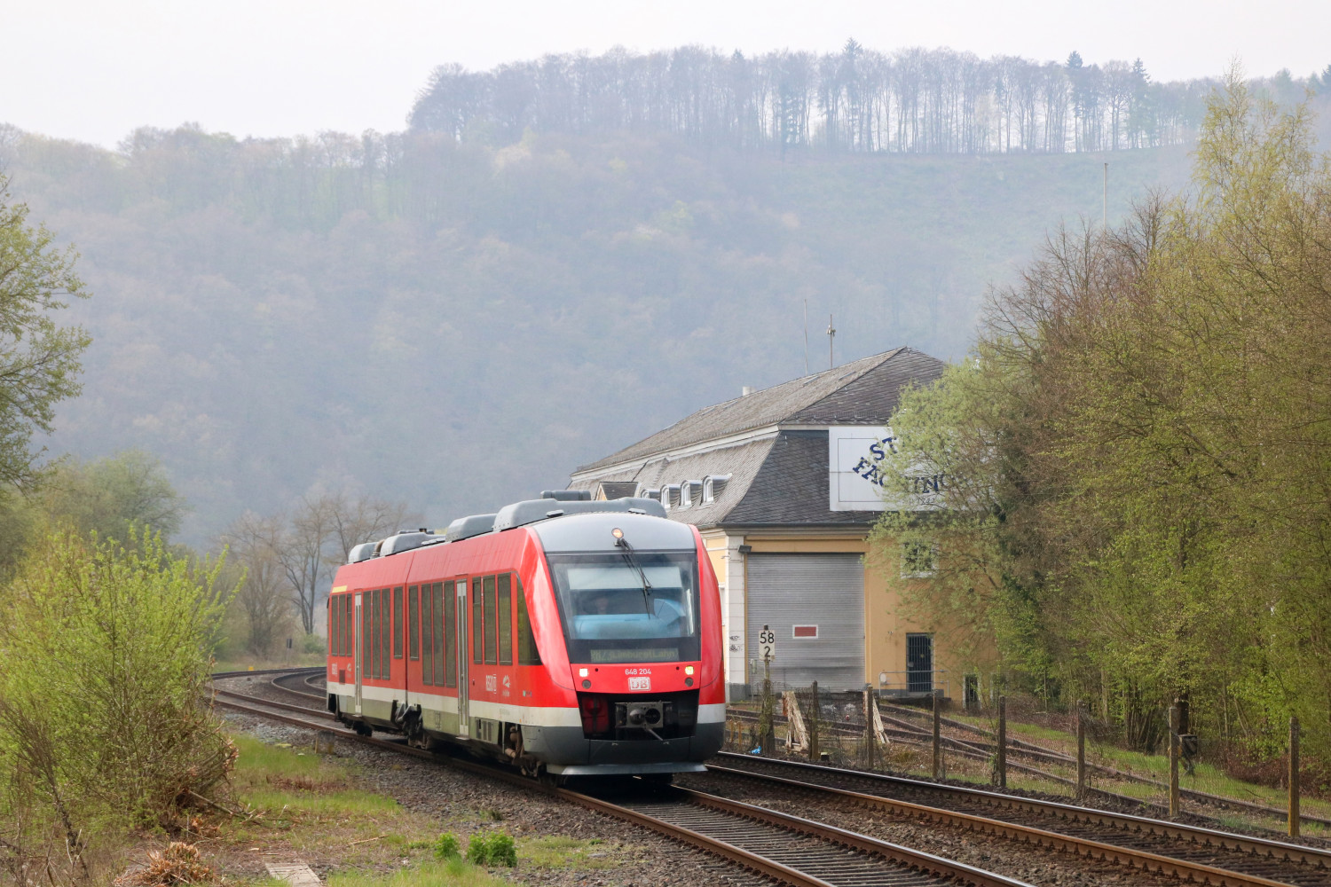 648 204 am Mineralwasserwerk in Fachingen auf der Lahntalbahn, aufgenommen am 08.04.2017.