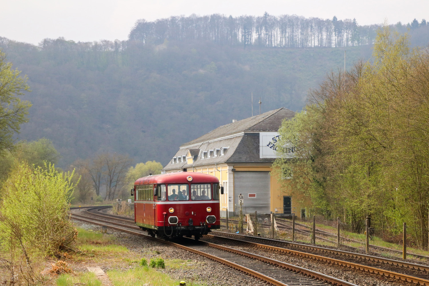 798 752 am Mineralwasserwerk in Fachingen auf der Lahntalbahn, aufgenommen am 08.04.2017.