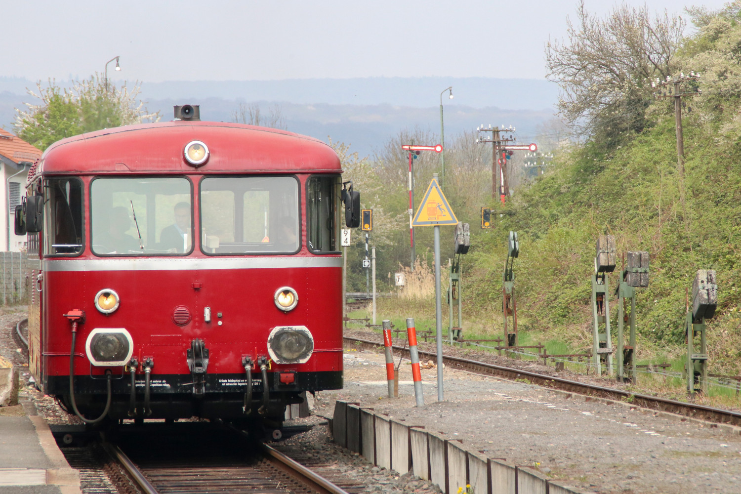 798 752 fährt aus Richtung Auringen in den Bahnhof Wiesbaden-Igstadt ein, aufgenommen am 08.04.2017.