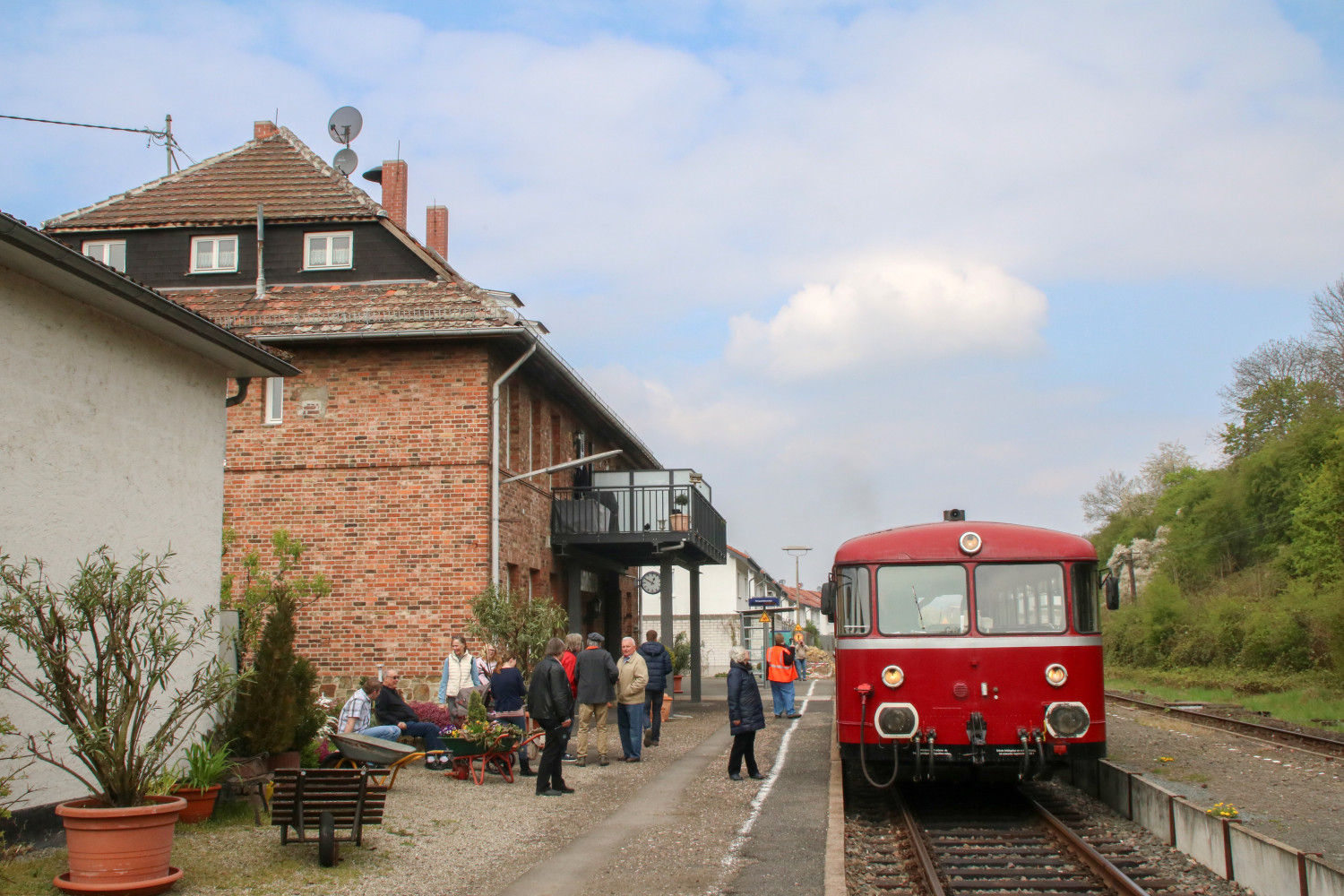 798 752 wird im Bahnhof Wiesbaden-Igstadt von einigen Fahrgästen bewundert, aufgenommen am 08.04.2017.