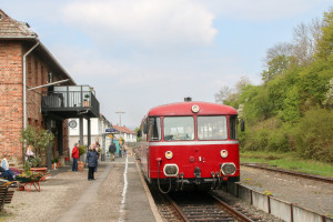 798 752 steht vor dem Bahnhofsgebäude in Wiesbaden-Igstadt, aufgenommen am 08.04.2017.