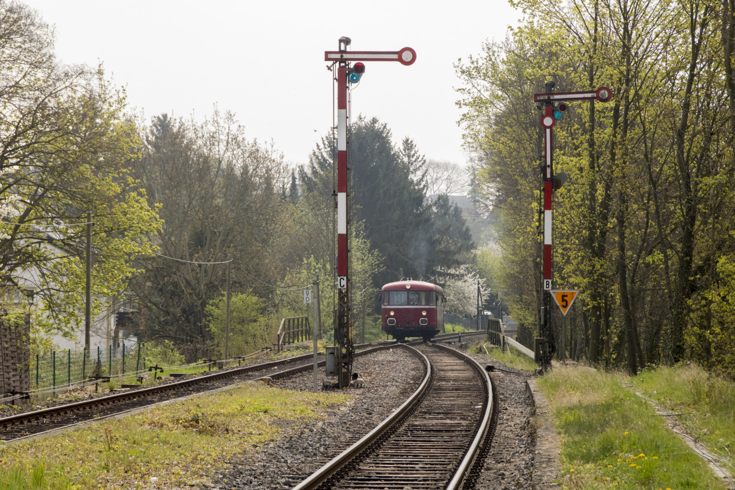 798 752 fährt in den Bahnhof Wiesbaden-Igstadt auf Gleis 2 ein, aufgenommen am 08.04.2017.
