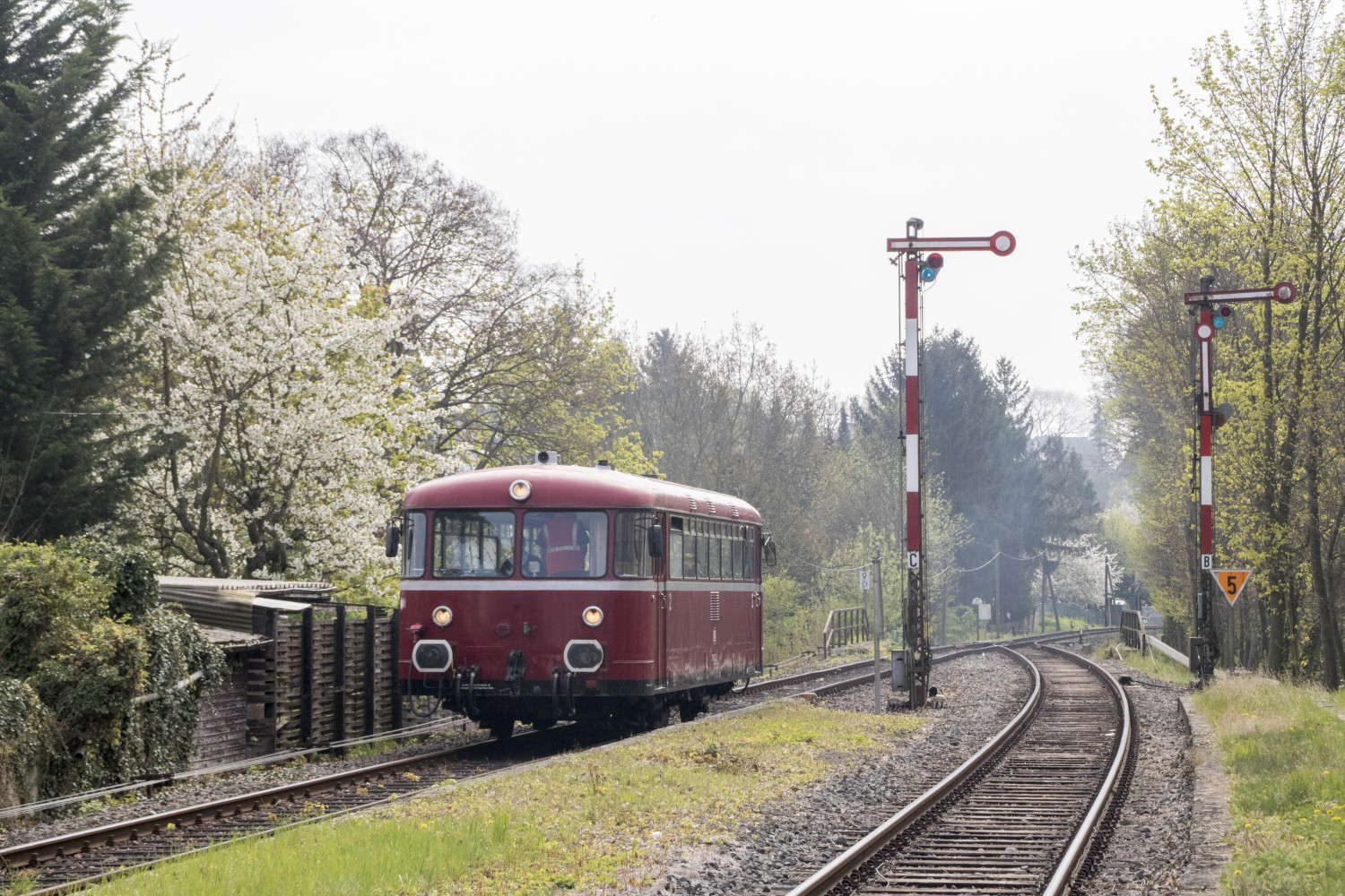 798 752 bei der Einfahrt in den Bahnhof Wiesbaden-Igstadt, aufgenommen am 08.04.2017.