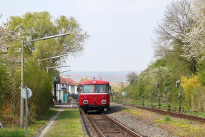 798 752 wartet in Gleis 1 des Bahnhofs Wiesbaden-Igstadt auf den Gegenzug, aufgenommen am 08.04.2017.