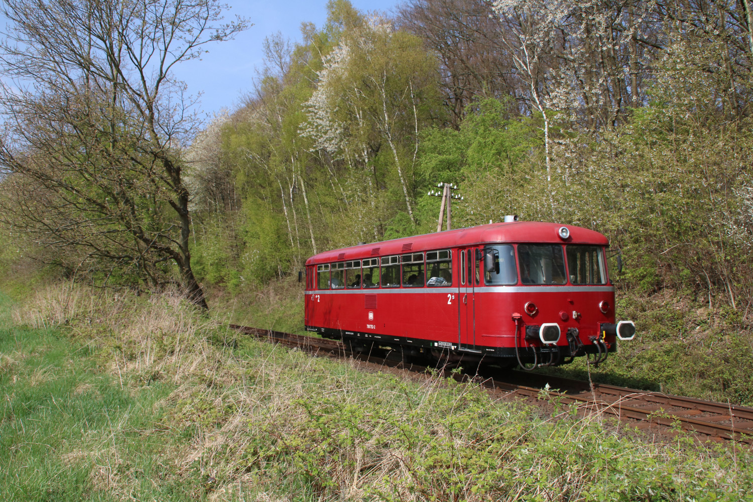 798 752 am Waldrand bei Auringen auf der Ländchesbahn, aufgenommen am 08.04.2017.
