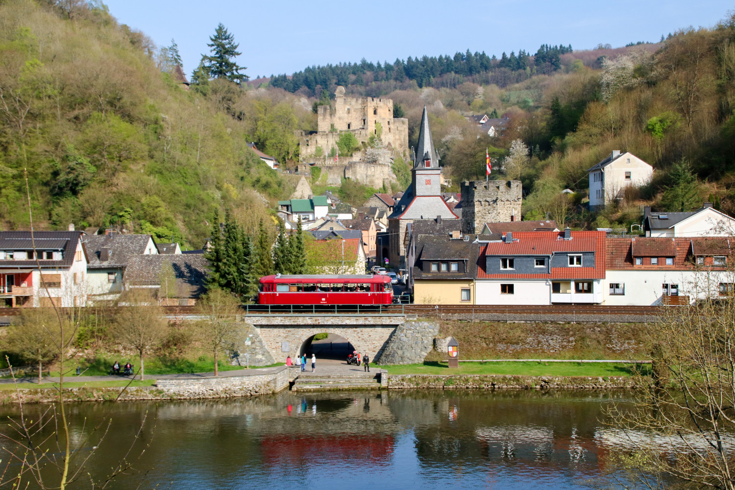 798 752 in der malerischen Kulisse von Balduinstein auf der Lahntalbahn, aufgenommen am 08.04.2017.