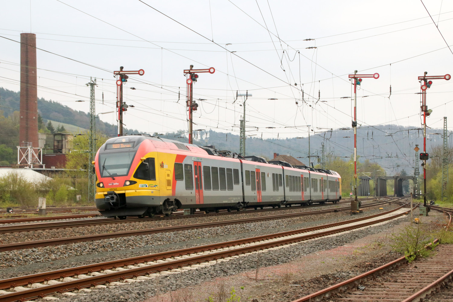 429 043 eilt durch den Güterbahnhof in Dillenburg, aufgenommen am 21.04.2017.