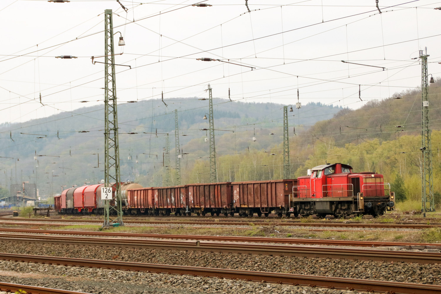 294 659 mit einem Güterzug im Bahnhof Dillenburg, aufgenommen am 21.04.2017.