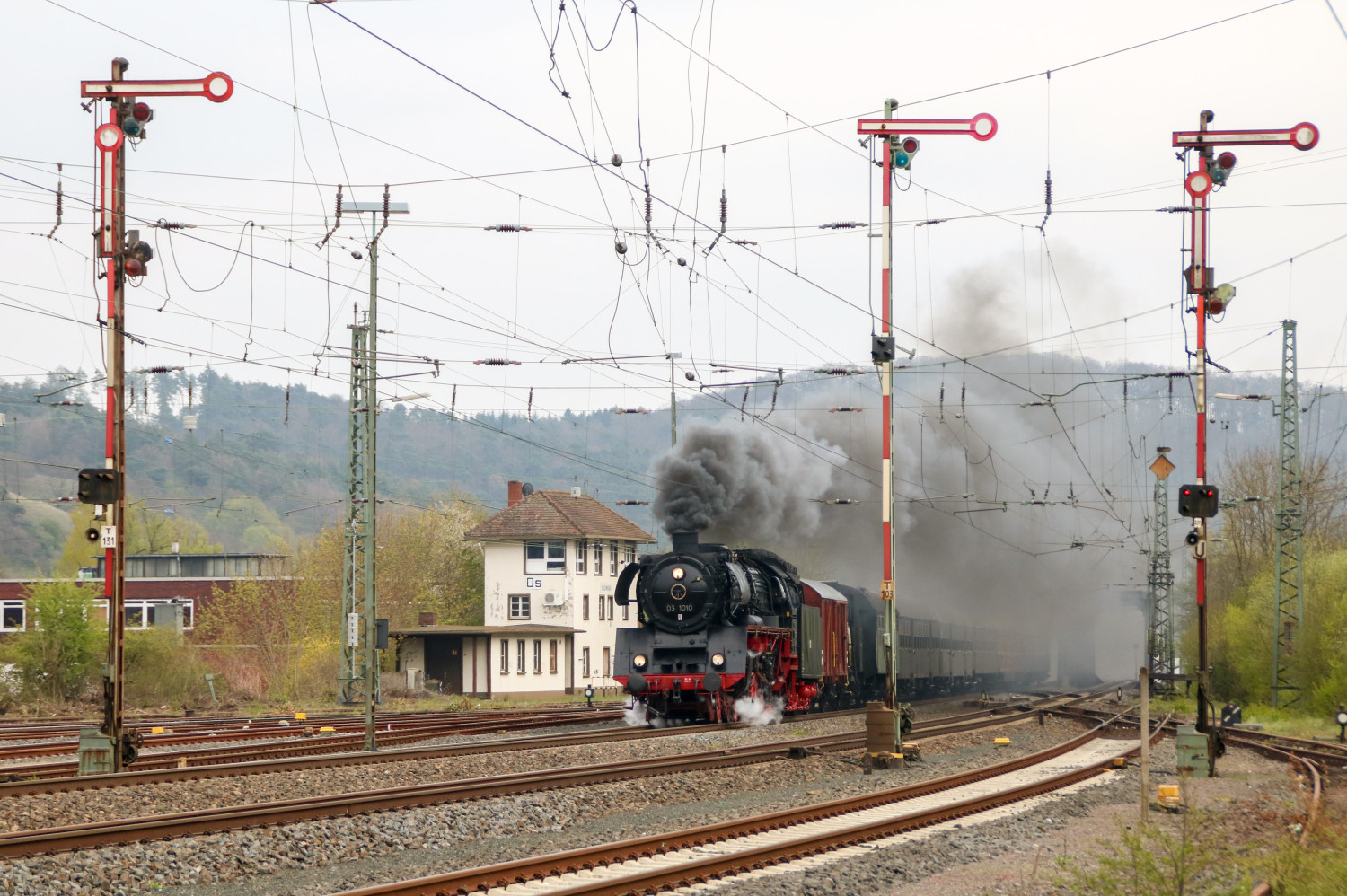 03 1010 am Stellwerk Ds im Bahnhof Dillenburg, aufgenommen am 21.04.2017.
