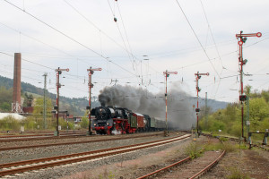 03 1010 an den Ausfahrsignalen im Bahnhof Dillenburg, aufgenommen am 21.04.2017.