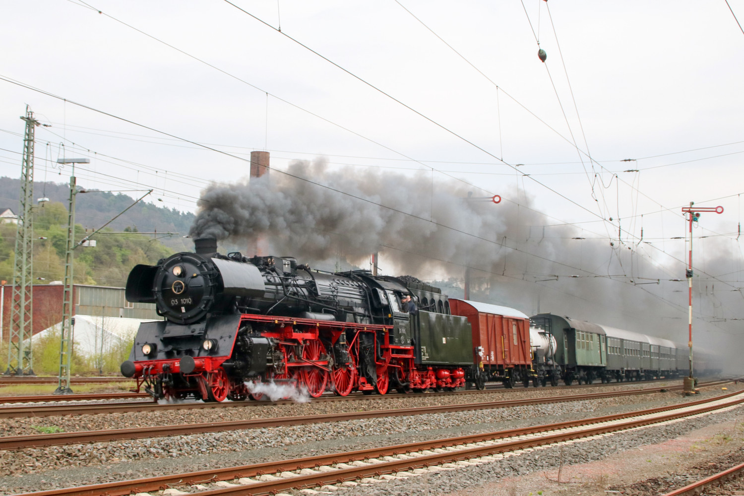 03 1010 im Bahnhof Dillenburg, aufgenommen am 21.04.2017.