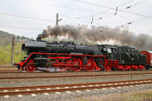 03 1010 eilt durch den Bahnhof Dillenburg, aufgenommen am 21.04.2017.