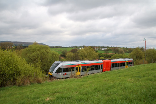 646 426 der HLB bei Niederzeuzheim auf der Oberwesterwaldbahn, aufgenommen am 22.04.2017.