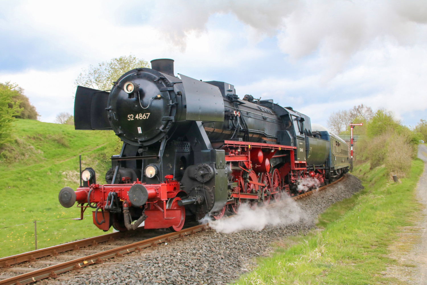 52 4867 bei Niederzeuzheim auf der Oberwesterwaldbahn, aufgenommen am 22.04.2017.