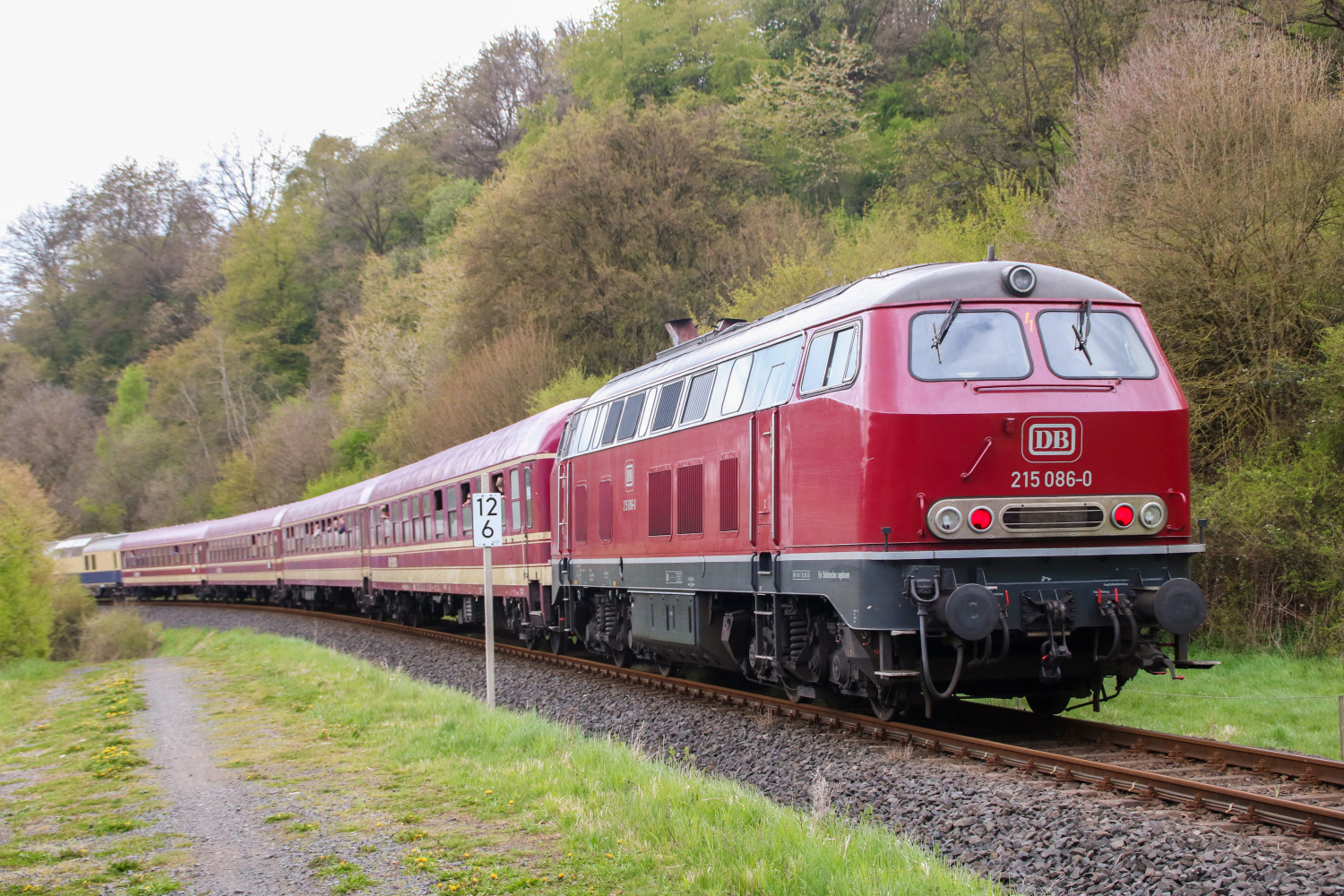 215 086 bei Niederzeuzheim auf der Oberwesterwaldbahn, aufgenommen am 22.04.2017.