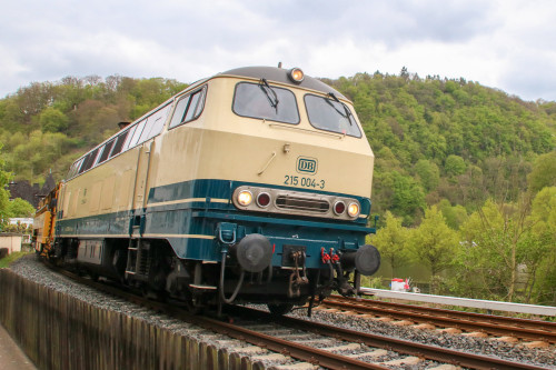 215 004 in Balduinstein auf der Lahntalbahn, aufgenommen am 22.04.2017.