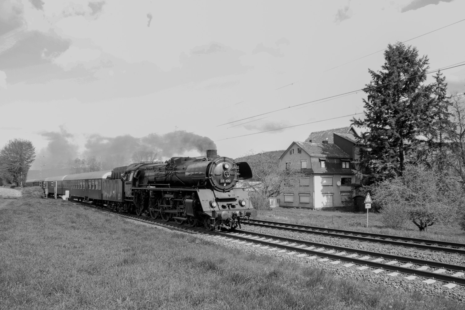 03 1010 an der Marxmühle bei Katzenfurt auf der Dillstrecke, aufgenommen am 23.04.2017.